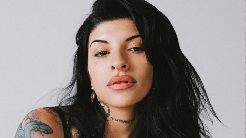 Cazzu anuncia su regreso a OnlyFans con una foto provocadora en redes sociales.