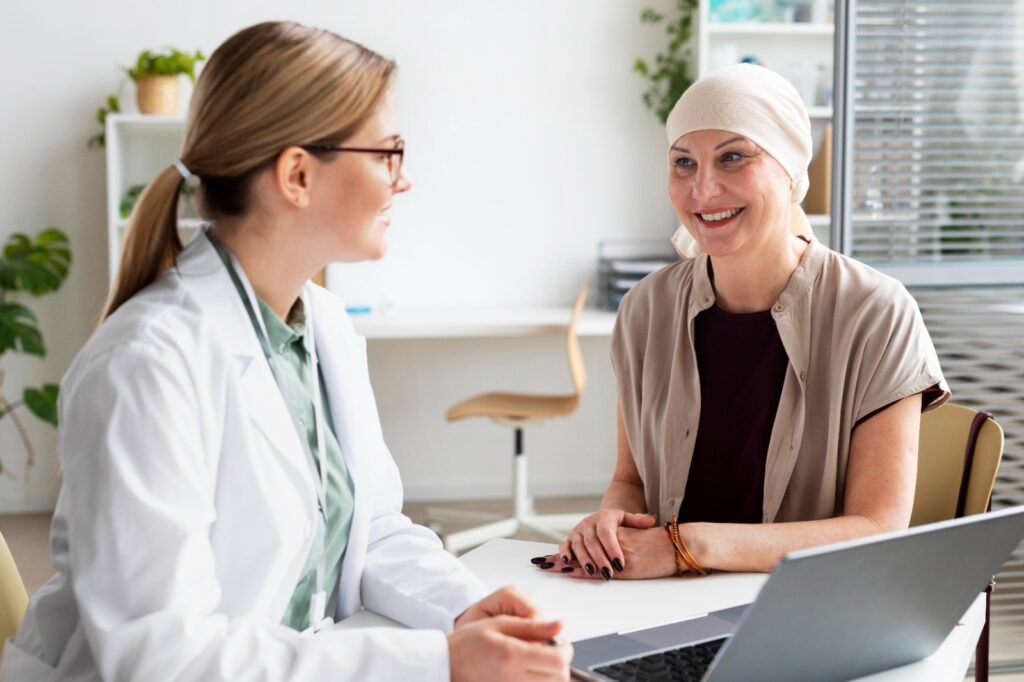 Mujer recibiendo tratamiento médico contra el cáncer de mama metastásico
