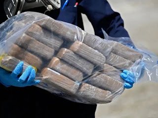 Vehículo incautado con droga en cajas de cerveza durante operativo antinarcóticos en Quito