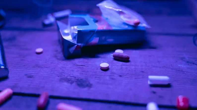 Adolescentes en Ecuador enfrentan un inicio temprano en el consumo de drogas, según fundaciones y centros de rehabilitación.