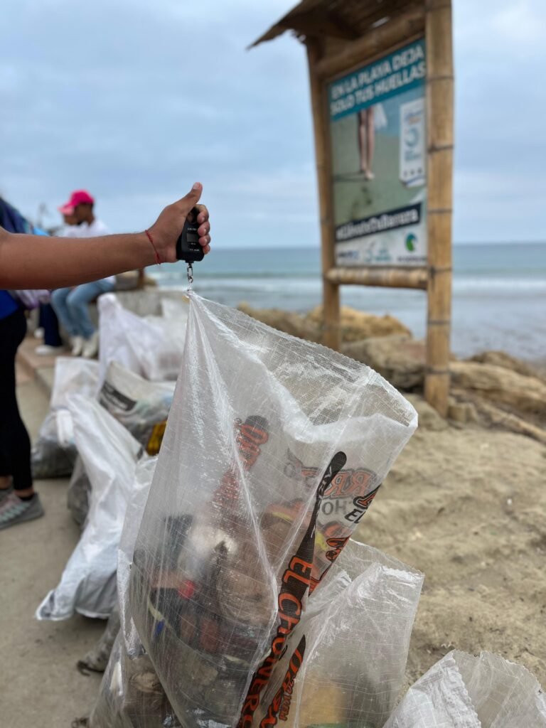 Jornada de limpieza en Santa Marianita durante el Día Internacional de Limpieza de Playas en Manta