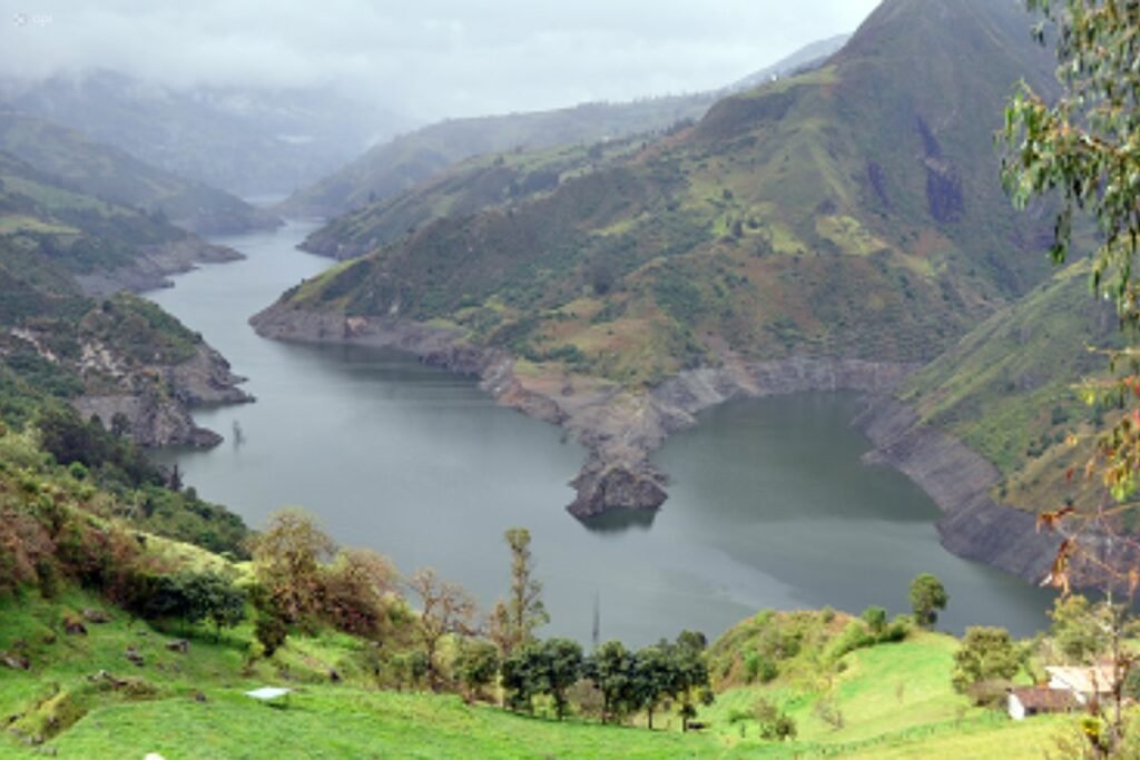 Embalse Mazar, eje de la estrategia de Ecuador para evitar apagones en 2025.