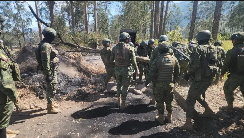 Manifestaciones y bloqueos viales durante el paro nacional en Ecuador, lunes 29 de septiembre.