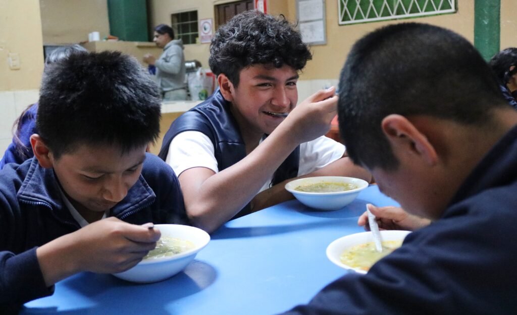 Voluntarios de la Fundación Familia Herbalife entregan alimentos durante el Día Mundial de la Alimentación.