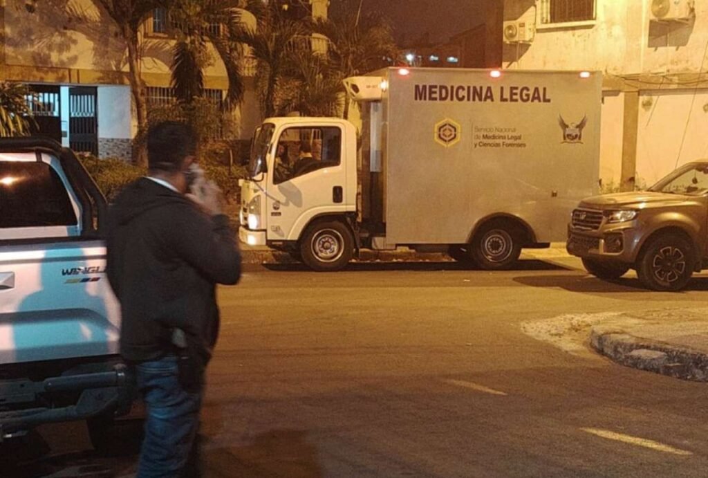 Policía en el departamento de Sauces 9 donde se halló el cuerpo descuartizado de una abogada en Guayaquil.