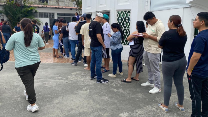 Jóvenes acuden al MIES para inscribirse en los bonos Jóvenes en Acción y Ecuatorianos en Acción, programas sociales del Gobierno ecuatoriano.