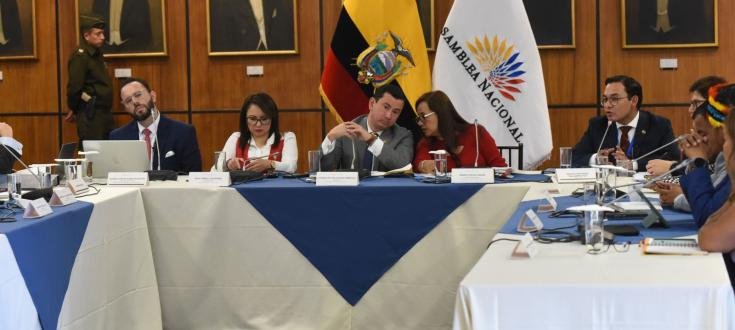 Ferdinan Álvarez denuncia red transnacional en el sistema de salud ecuatoriano