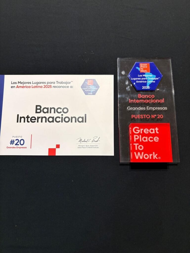 Ejecutivos de Banco Internacional celebran el reconocimiento como uno de los Mejores Lugares para Trabajar en América Latina 2025