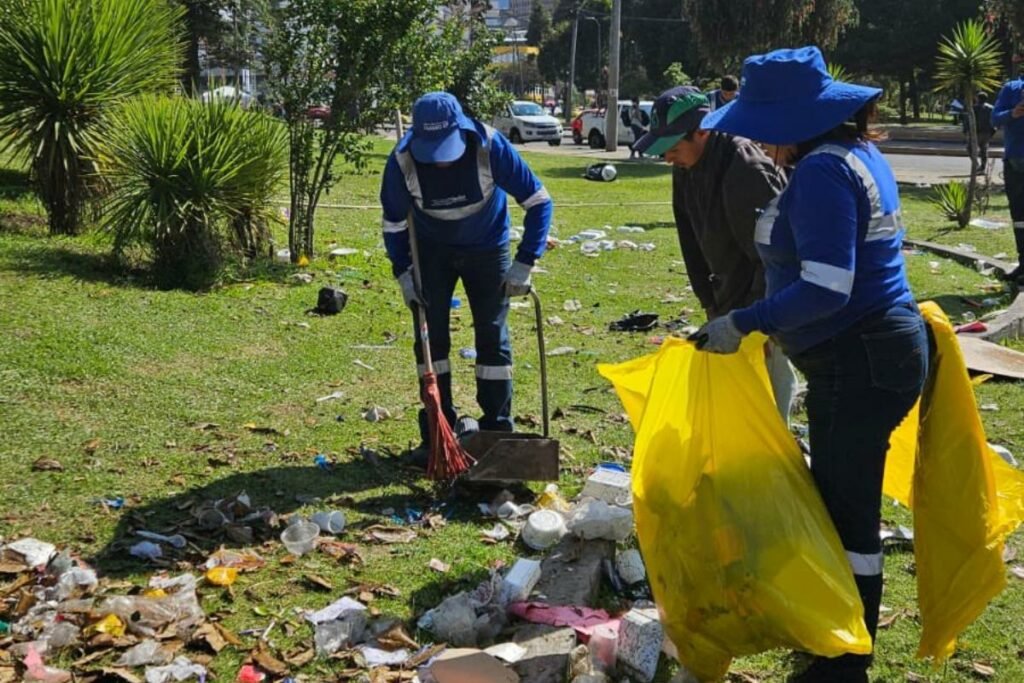 Camión recolector de basura en una zona rural de Ecuador reflejando los desafíos del nuevo sistema de cobro