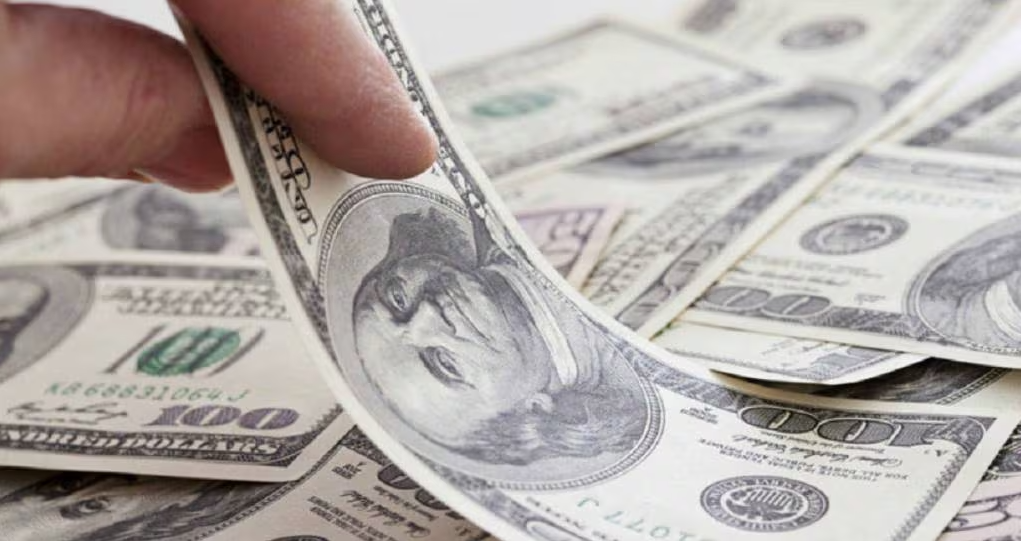 Gráfico del riesgo país Ecuador mostrando su reducción a 670 puntos en noviembre de 2025.