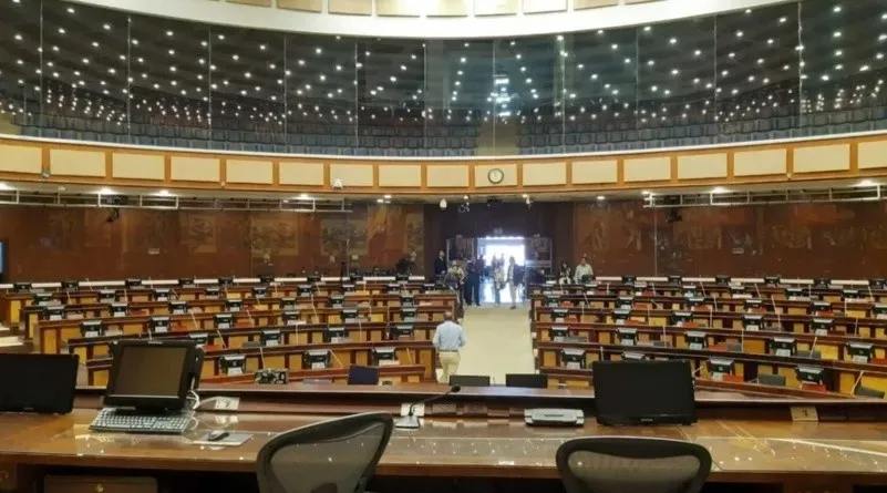 Ciudadanos en Ecuador rechazan propuesta para reducir el número de asambleístas en referéndum 2025