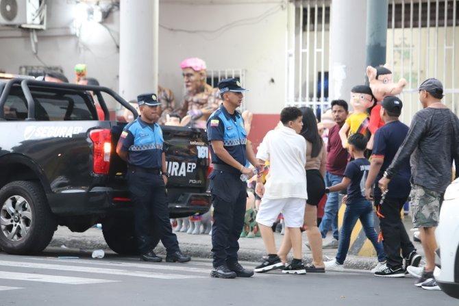 Comerciantes de monigotes y pirotecnia alertas por ola de robos en la calle Seis de Marzo en Guayaquil