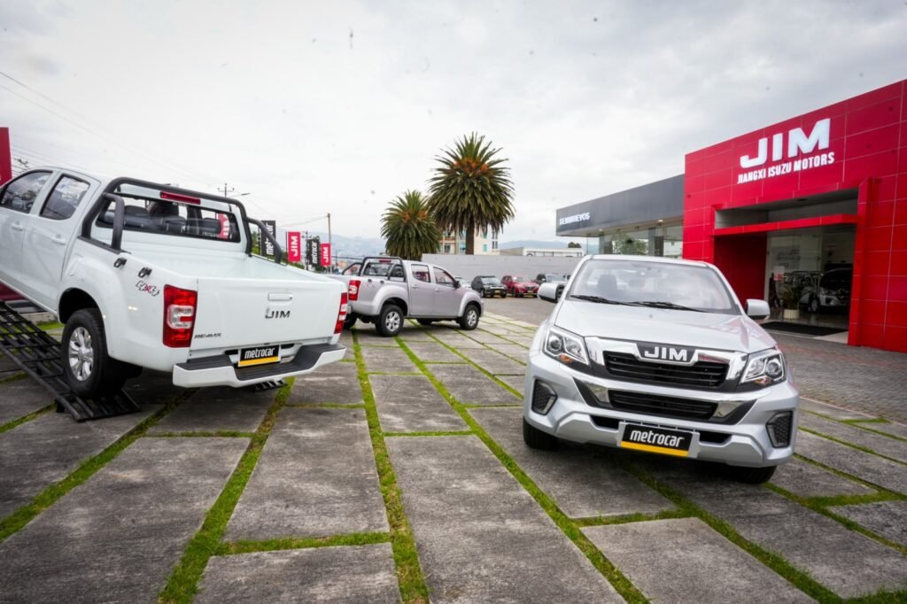 Pickup JIM RE-MAX presentada en Ecuador junto a Metrocar como nuevo vehículo utilitario