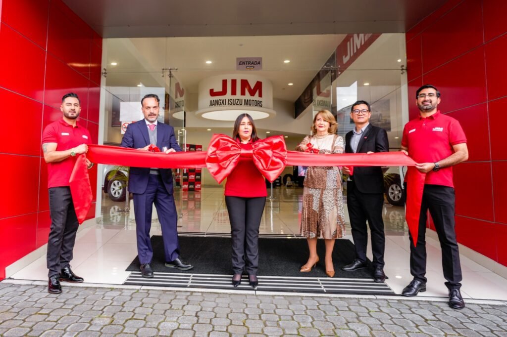 Pickup JIM RE-MAX presentada en Ecuador junto a Metrocar como nuevo vehículo utilitario