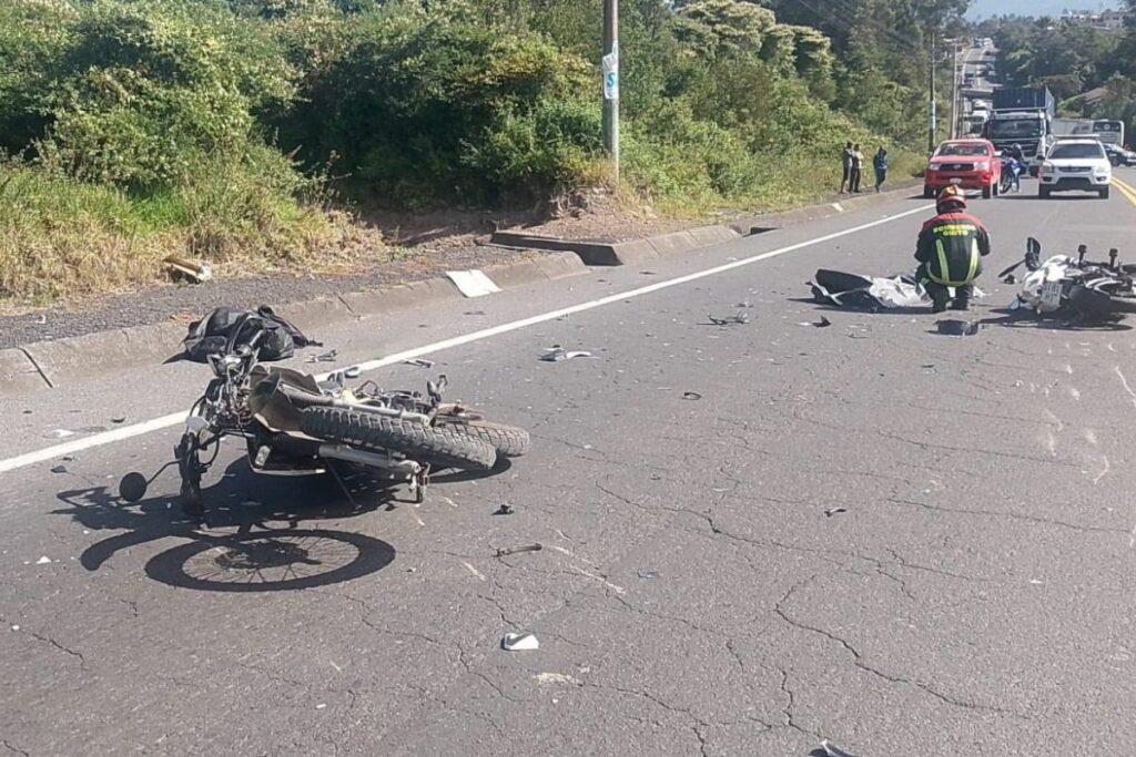 Choque de motocicletas en Quito con presencia de ambulancias y agentes de tránsito