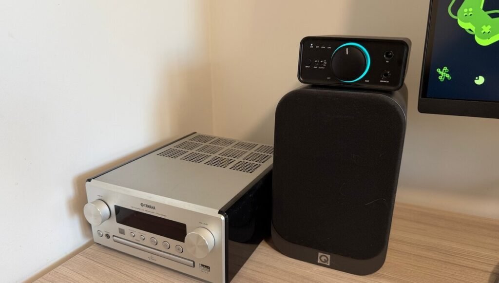 Conexión de cables RCA y DAC para reaprovechar tu vieja minicadena con un ordenador moderno.