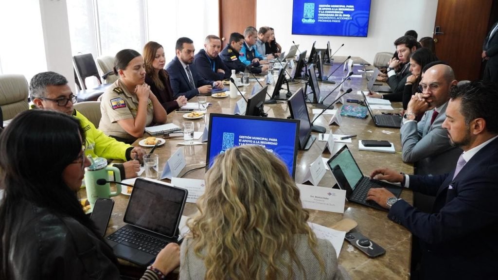 Reunión estratégica entre Mónica Heller y autoridades para fortalecer la seguridad en Quito mediante reformas normativas.
