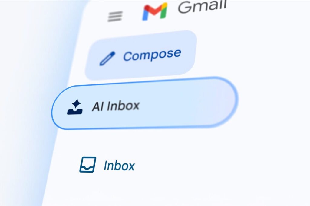Interfaz de usuario de Gmail mostrando la integración del panel lateral de la inteligencia artificial Gemini.