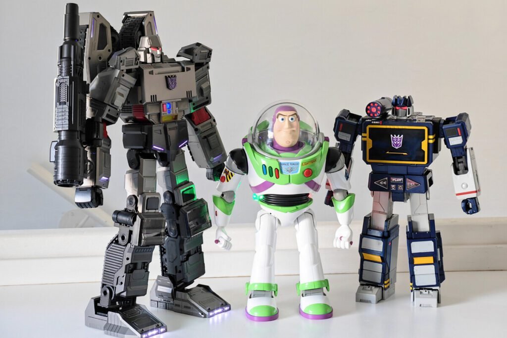 Los robots de Robosen de Transformers y Toy Story mostrando su tecnología animatrónica y servomotores de alta precisión.