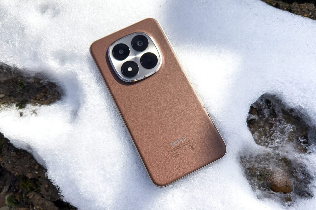 Vista detallada del acabado posterior y módulo de cámaras del Xiaomi Redmi Note 15 Pro+ en color marrón.