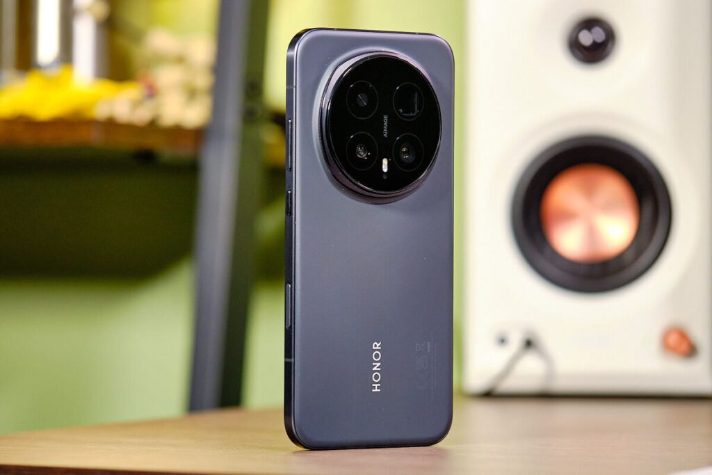 Smartphone HONOR Magic8 Pro mostrando su imponente módulo de cámara circular y pantalla OLED de alta resolución.
