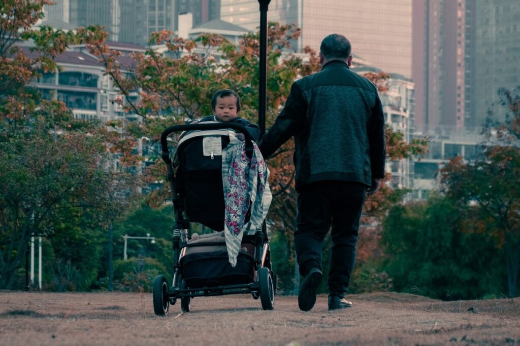 Gráfico estadístico que muestra el descenso de la crisis de natalidad en China hasta el año 2026.