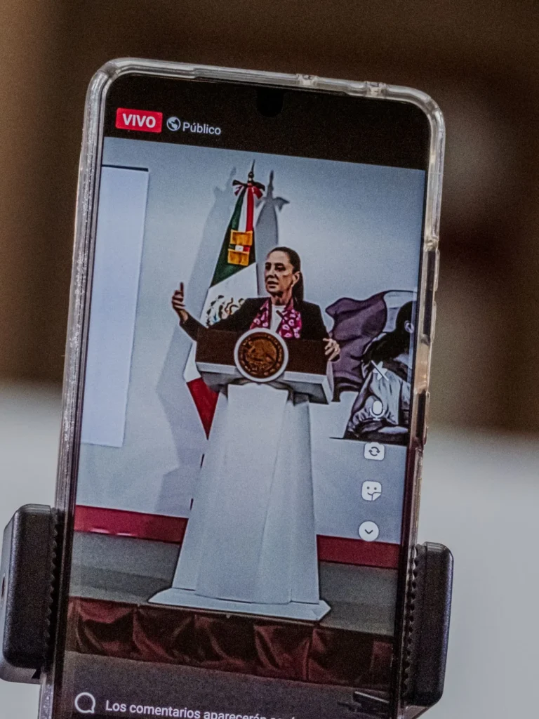 Usuario realizando el proceso técnico del registro móvil en México mediante una identificación oficial y su smartphone.