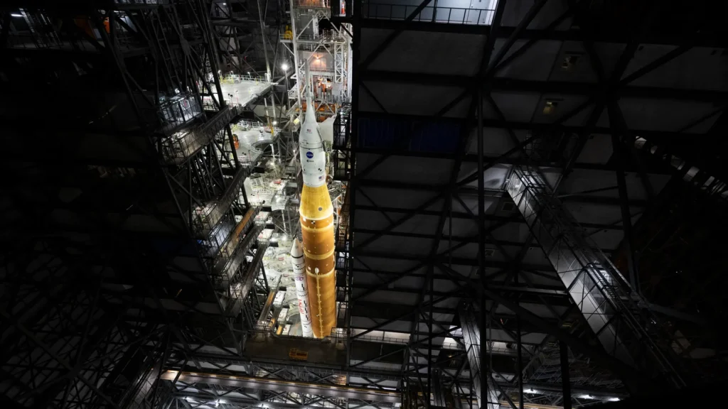 Infografía de la cápsula Orion durante el vuelo tripulado a la Luna de la misión Artemis II.