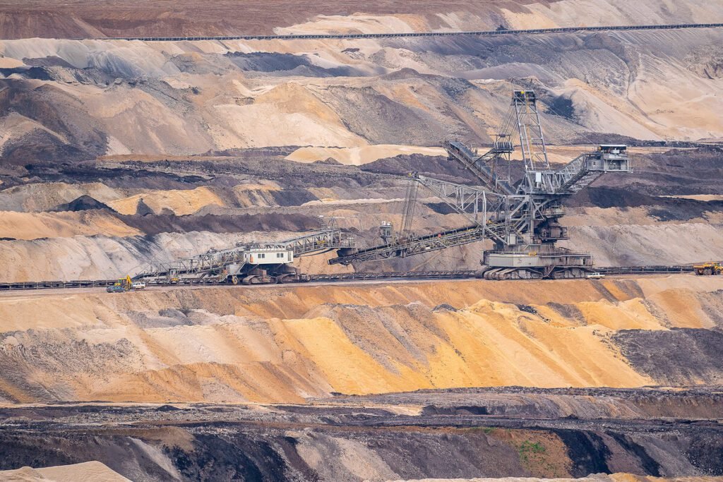 Infografía que compara el dominio manufacturero de China con la pérdida de soberanía industrial de Occidente.