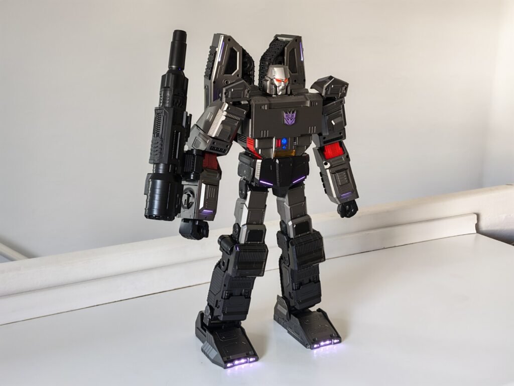 Robot Megatron de Robosen transformándose de modo robot a tanque de guerra.