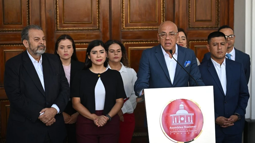 Jorge Rodríguez anuncia la liberación de un número importante de presos políticos durante una conferencia en Caracas, Venezuela.