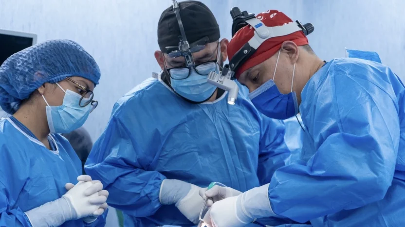 La paradoja en la salud de Ecuador evidencia la desigual distribución de médicos y la falta de especialistas en el sistema público.