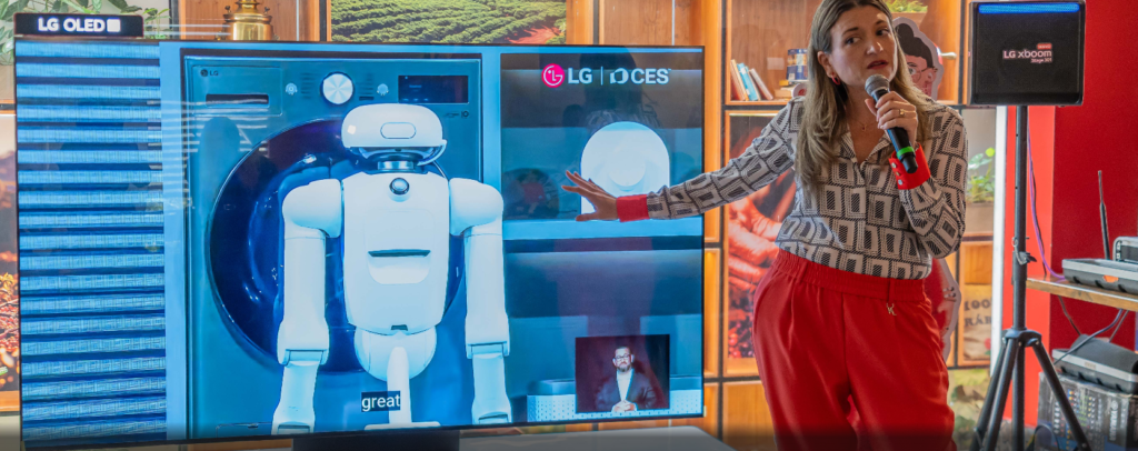 Presentación de las innovaciones tecnológicas de LG incluyendo el robot CLOiD y televisores OLED en el CES 2026.