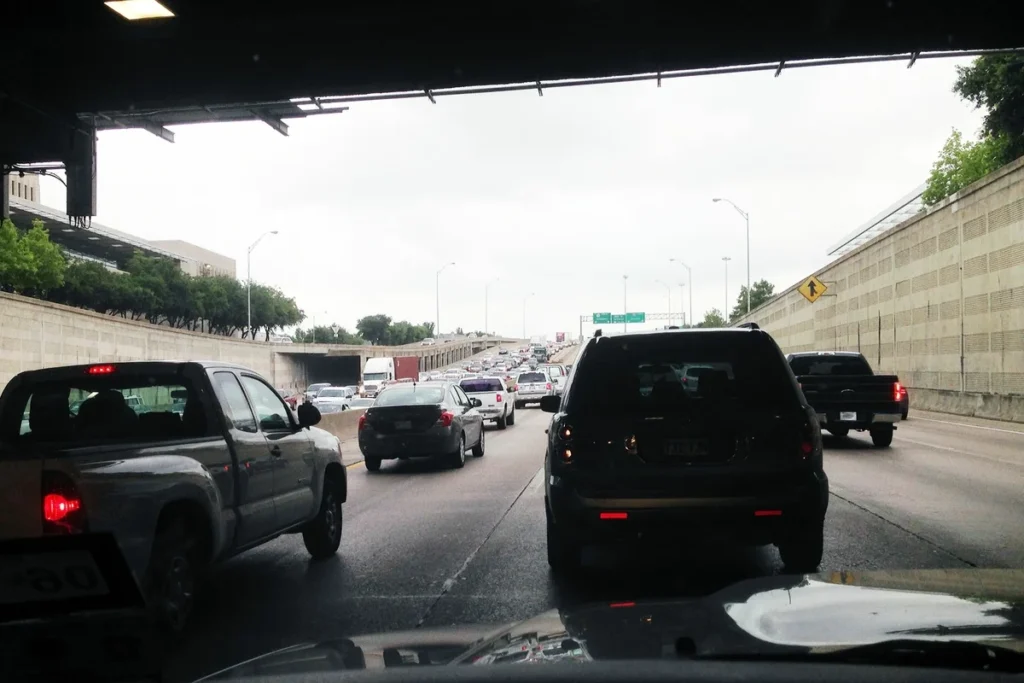 Adulto mayor conduciendo mientras se analiza la relación entre conducción y salud cerebral.