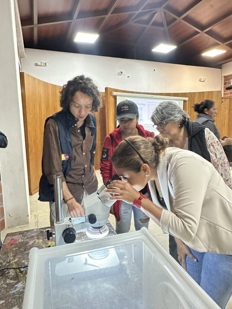 USFQ socializa la Técnica del Insecto Estéril en Galápagos junto a la comunidad de Bellavista