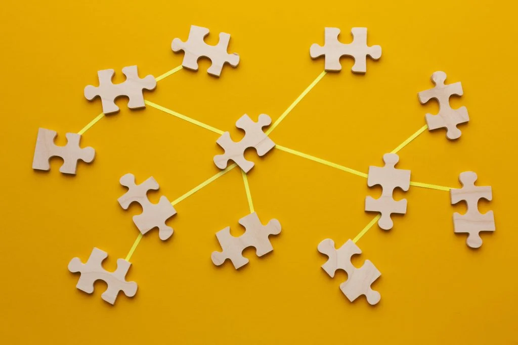 Ilustración sobre los determinantes sociales de la salud mental y su impacto en diferentes etapas de la vida