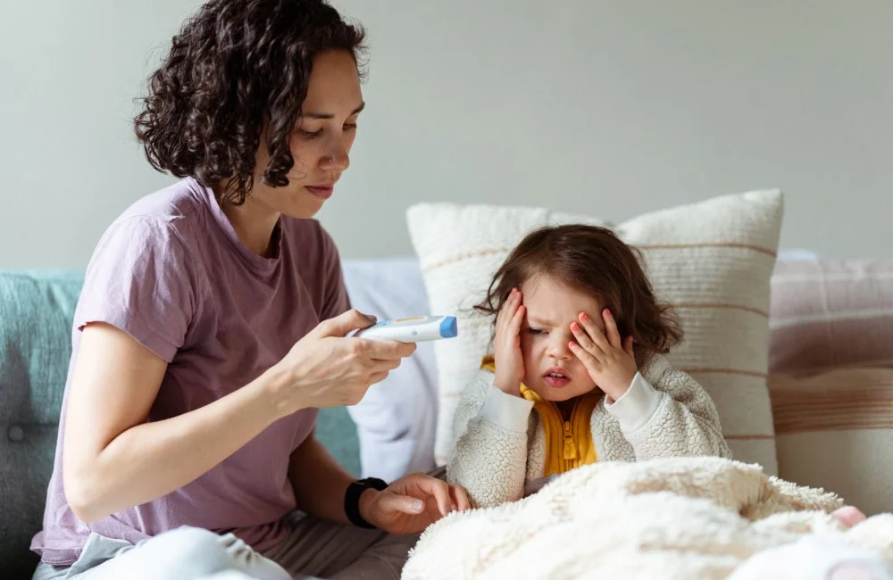 Niño con síntomas de virus estacionales en la infancia durante el invierno