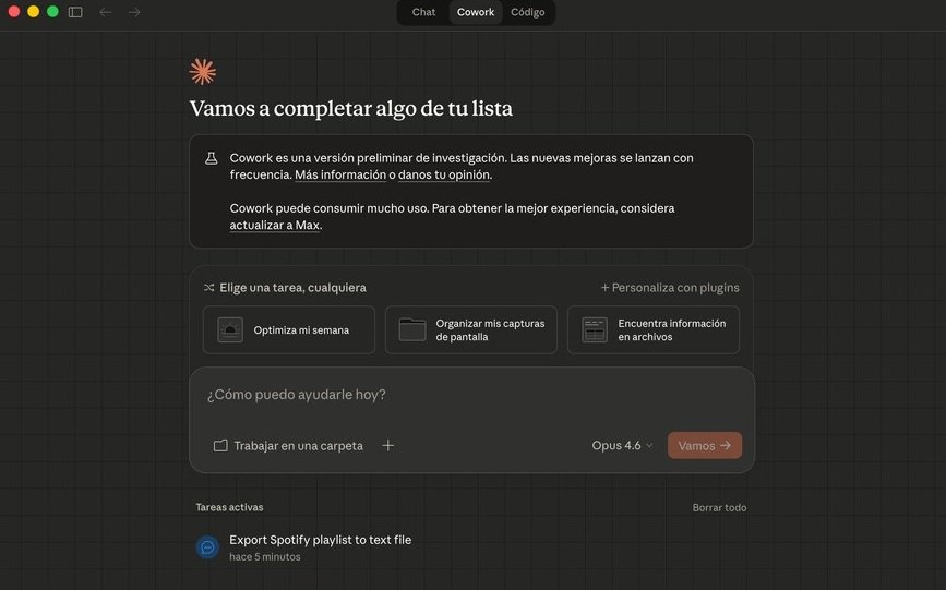 Interfaz técnica de Claude Cowork automatizando la gestión de archivos y aplicaciones en un ordenador moderno.