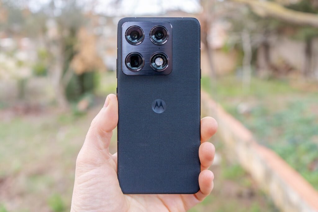 Smartphone Motorola Signature mostrando su perfil ultradelgado y su pantalla nítida en un entorno profesional.