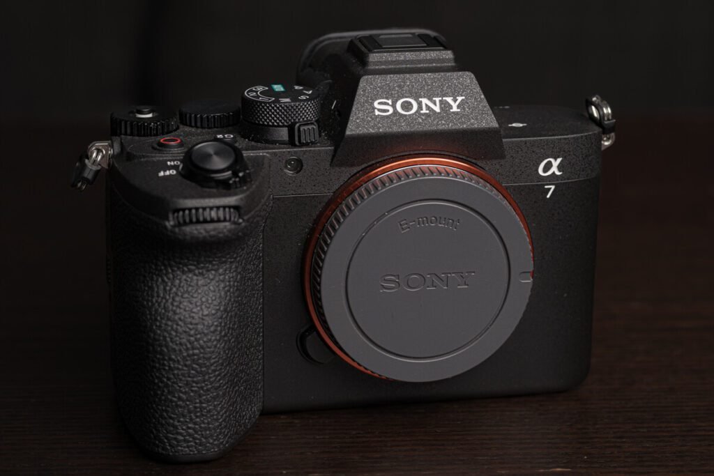 Cámara mirrorless Sony A7 V con lente G Master mostrando su pantalla articulada en un entorno profesional.