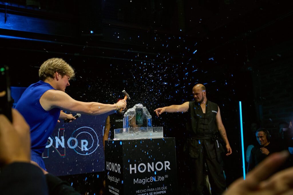 Demostración de resistencia del HONOR Magic8 Lite en Ecuador durante su lanzamiento oficial en Quito.