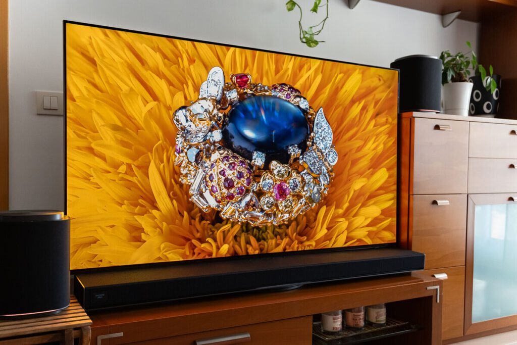 Configuración modular del sistema LG Sound Suite Ai con sonido Dolby Atmos FlexConnect en un salón.