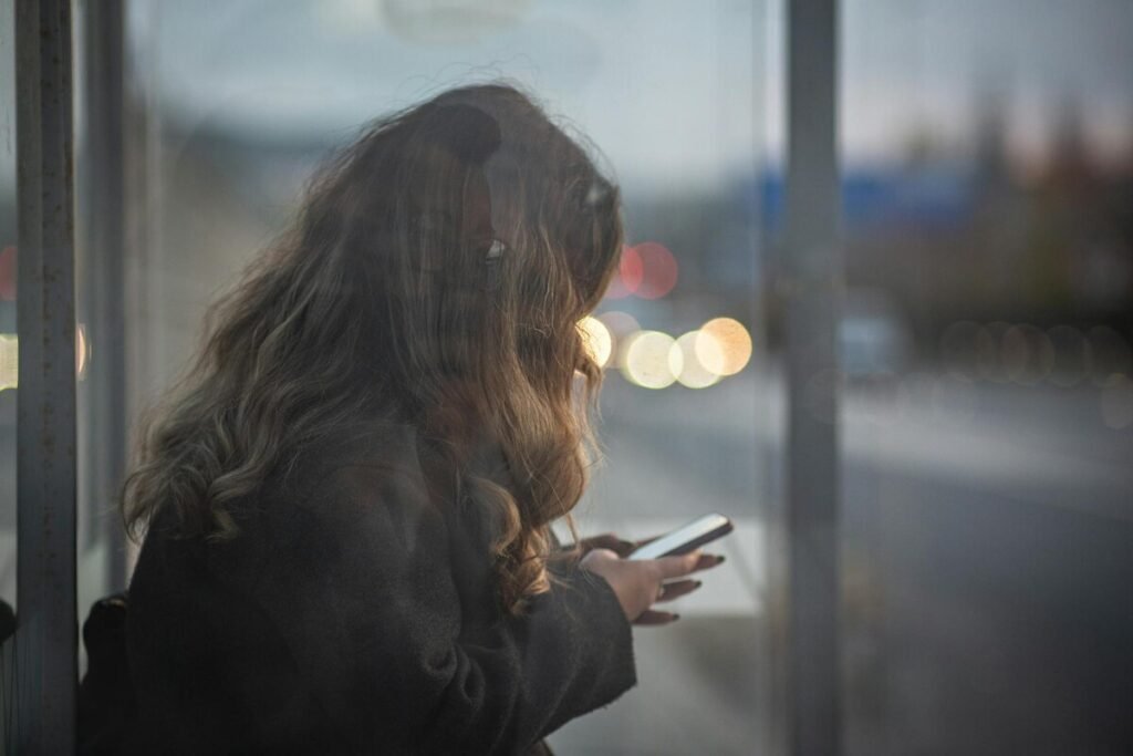 Visualización técnica del uso de chatbots de IA por una persona solitaria frente a una pantalla digital.