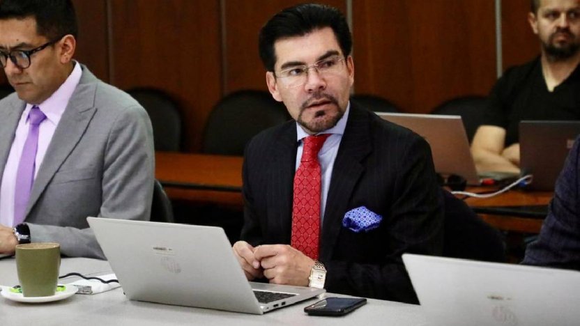 Fiscal Carlos Alarcón presentando el dictamen acusatorio del Caso Ligados en Ecuador ante la jueza Camacho.