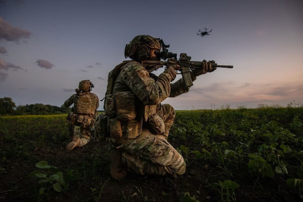 Operarios ensamblando dispositivos tácticos en la industria de drones en Ucrania para la defensa soberana.
