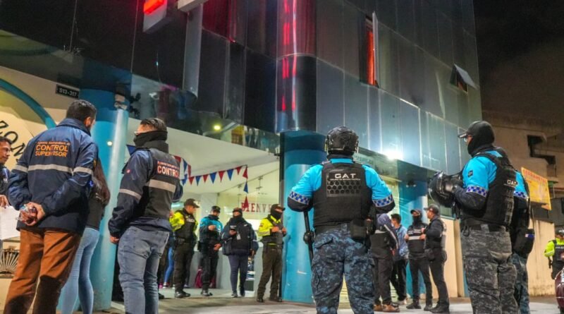 Militares y policías realizando operativos de control en el sur de Quito para decomisar artículos ilegales en establecimientos.