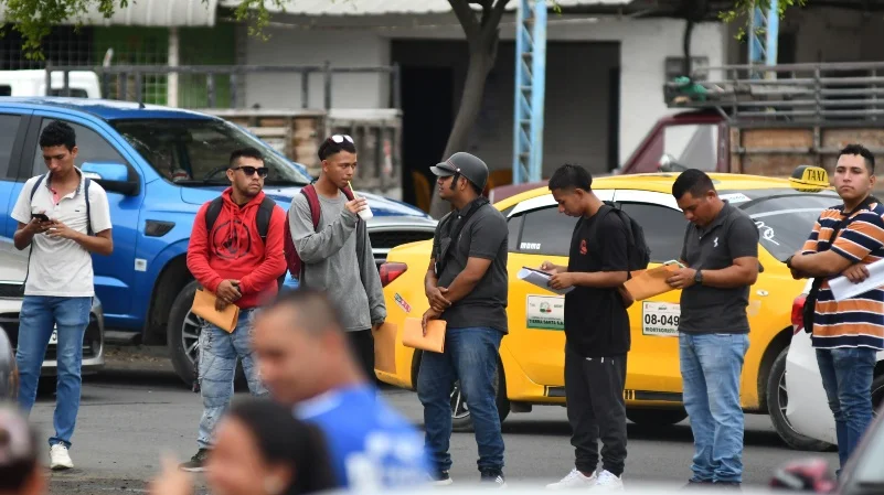 Gráfico técnico sobre el impacto de los grupos de presión en Ecuador en el ranking de innovación global 2026.