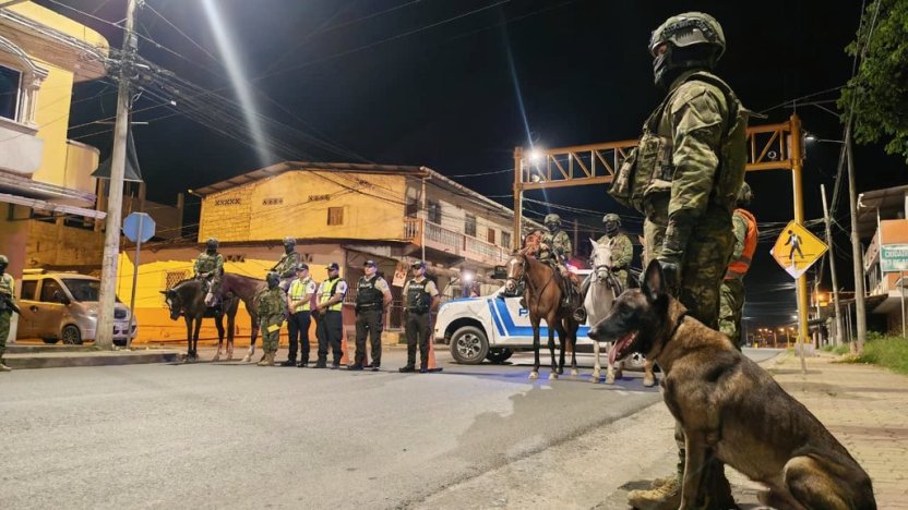 operativos policiales durante el toque de queda en Ecuador 2026