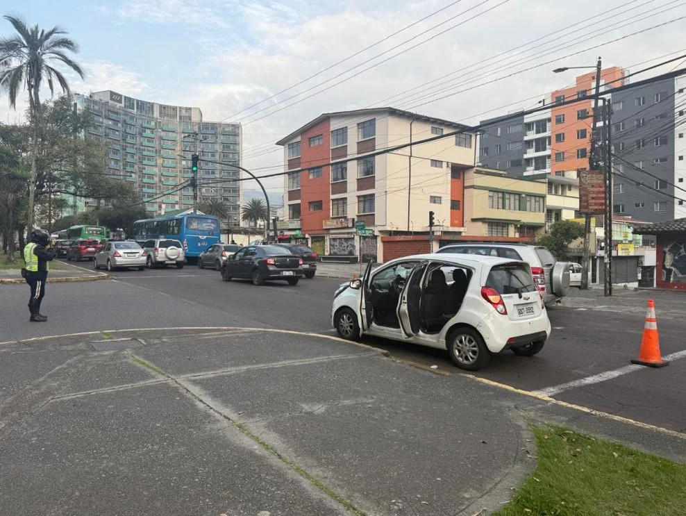 vehículo siniestrado tras balacera y persecución en Quito centro norte