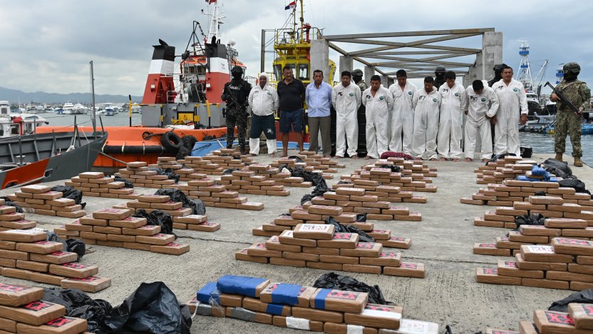 lancha rápida usada para narcotráfico en costas de Ecuador bajo vigilancia militar